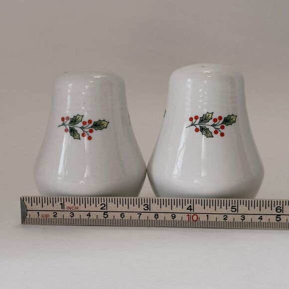 Gibson Christmas Holly & Berries Salt & Pepper Shakers 1980s Housewares VINTAGE - Picture 7 of 10